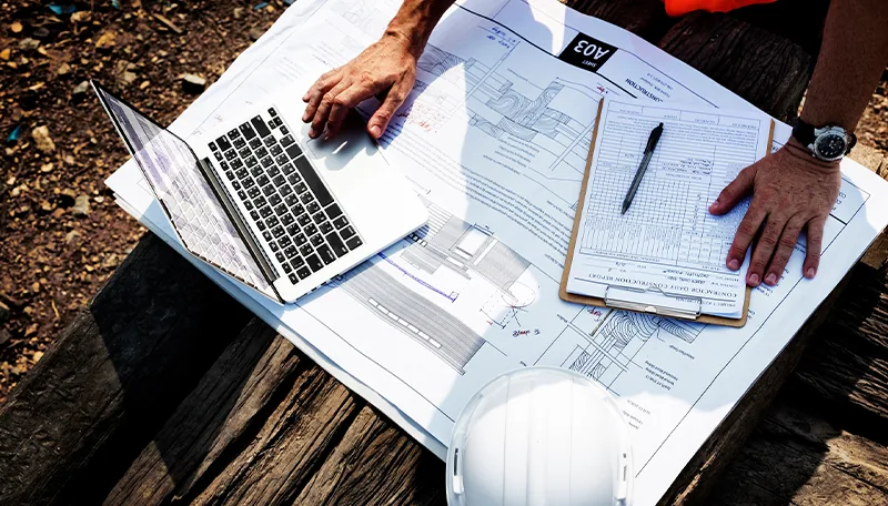 Plans de construction consultés directement sur le chantier